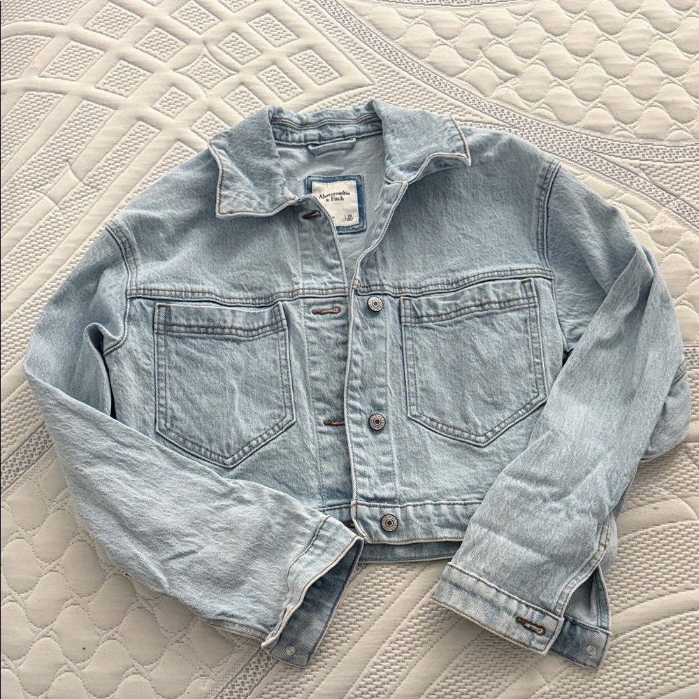 NWOT Abercrombie cropped denim jacket